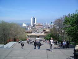 Вид с Потемкинской лестницы на здание Морского вокзала